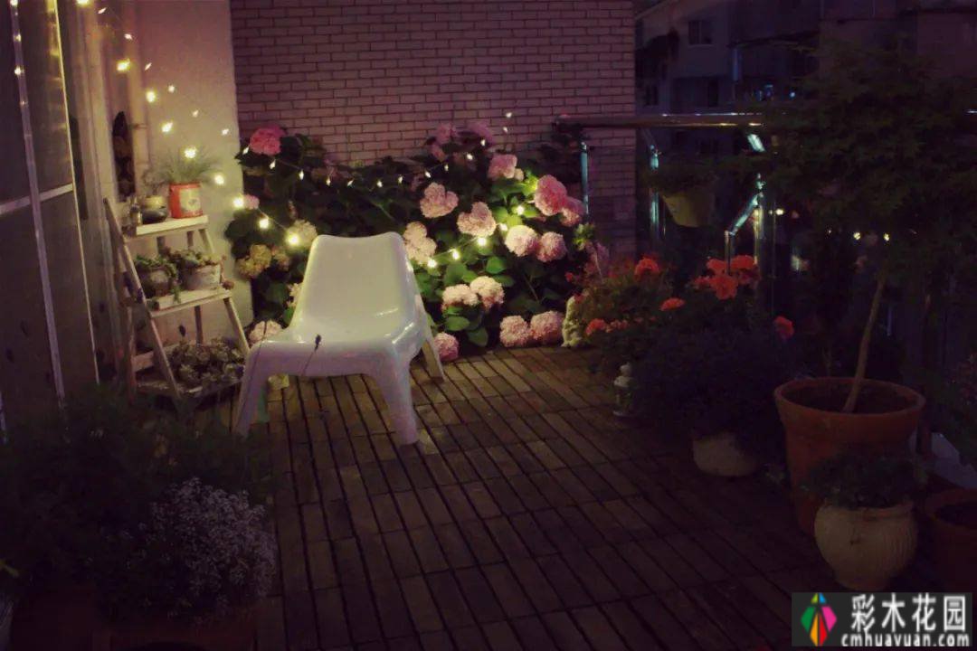 买了个复式双露台房，花了4年改造成露台花园。太美了。